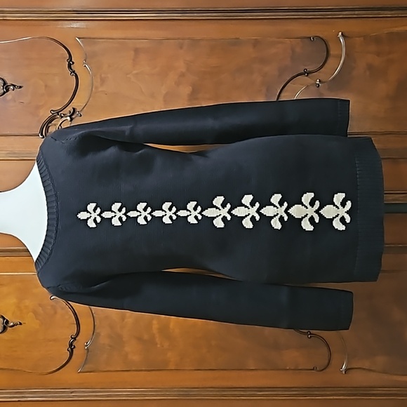 Betsey Johnson Skull Sweater Fleur-de-lis Spine Scoop Neck Sz M Black White - Picture 2 of 9